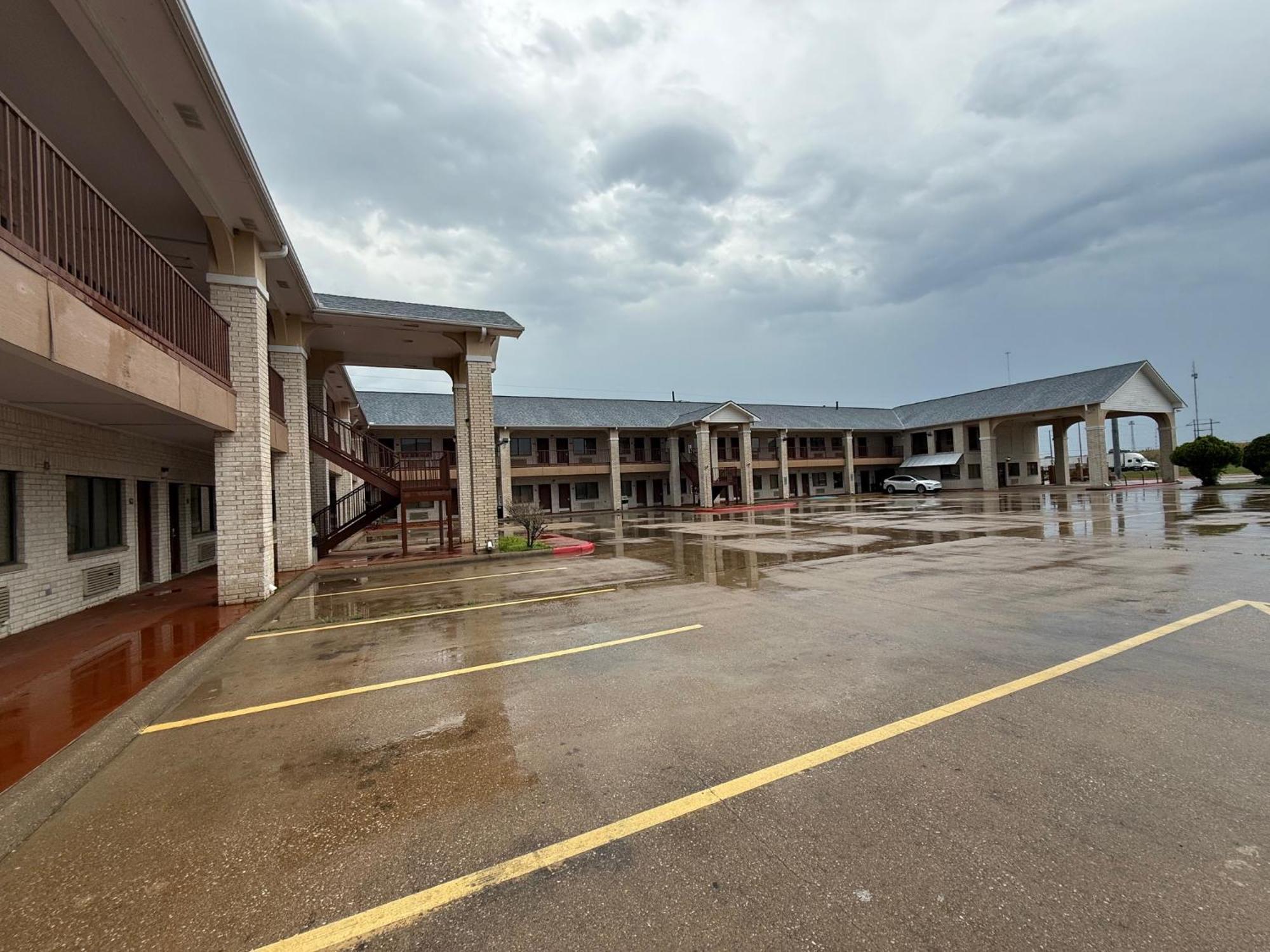 Inn Of Navasota Hotel Exterior photo